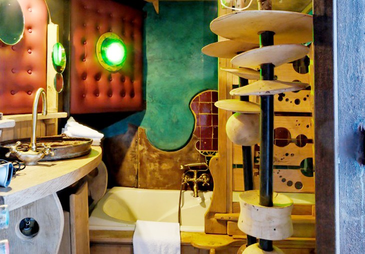 Futuristic bathroom in Balade de Gnomes