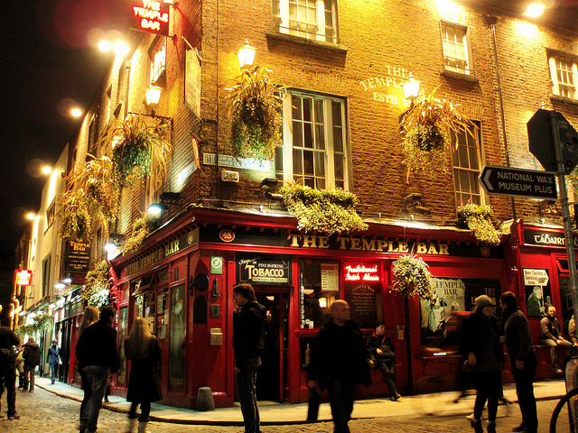Temple Bar at night via @ m_p_king Temple Bar at night